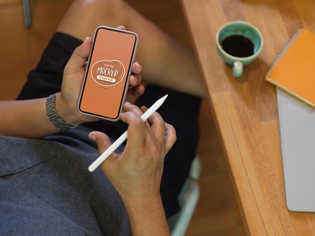 Foto sección media de una mujer usando un teléfono móvil