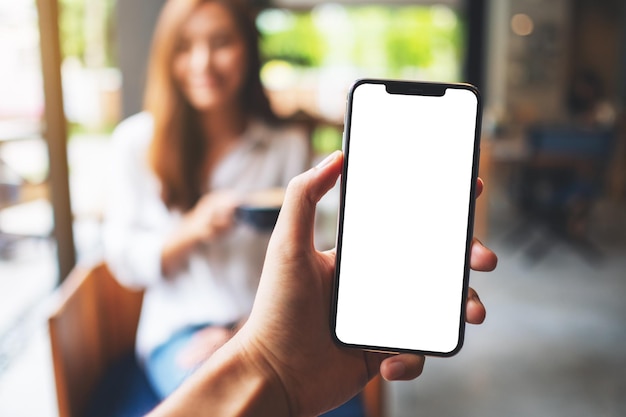 Foto sección media de una mujer usando un teléfono móvil