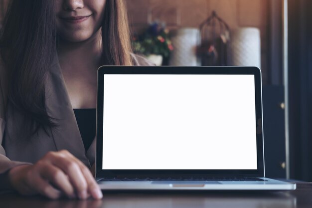 Foto sección media de una mujer usando un teléfono móvil