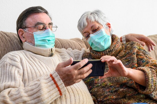 Foto sección media de una mujer usando un teléfono móvil