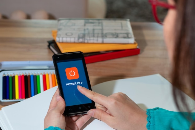 Foto sección media de una mujer usando un teléfono móvil