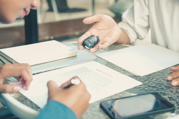 Sección media de una mujer usando un teléfono móvil