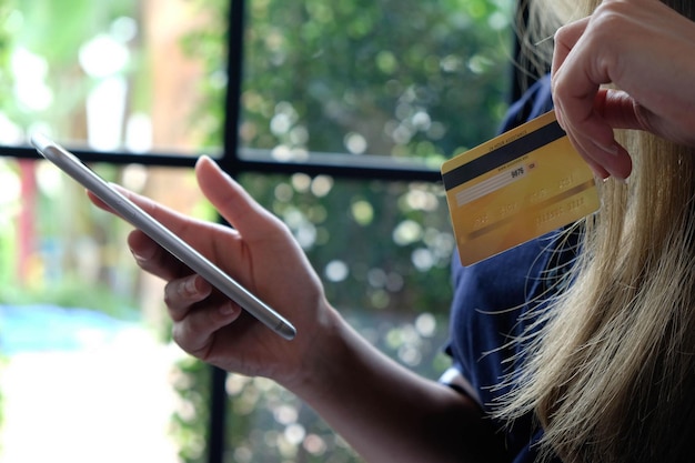 Foto sección media de una mujer usando un teléfono móvil