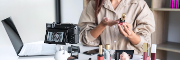 Foto sección media de una mujer usando un teléfono móvil