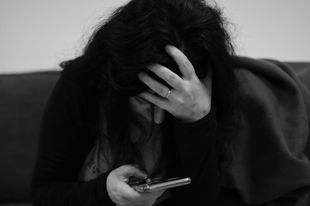 Foto sección media de una mujer usando un teléfono móvil