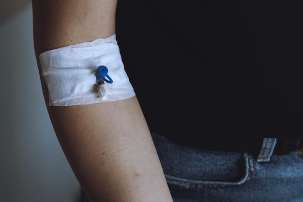 Sección media de una mujer con vendaje en la mano