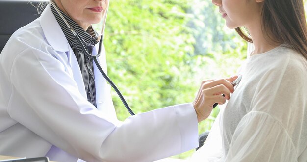 Sección media de una mujer en vestido blanco