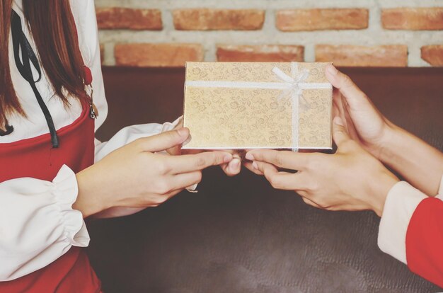 Foto sección media de mujeres sosteniendo una caja de regalos