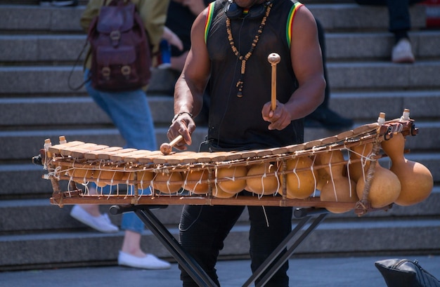 Sección media de un músico tocando en la calle