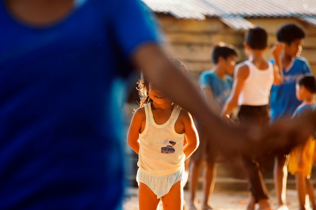Sección media de una niña jugando en el pueblo