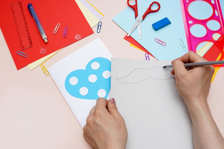 Foto sección media de un niño sosteniendo un papel con texto