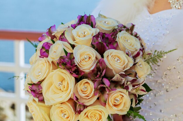 Foto sección media de la novia con un ramo de rosas