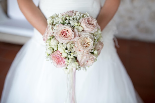 Sección media de la novia sosteniendo un ramo de flores