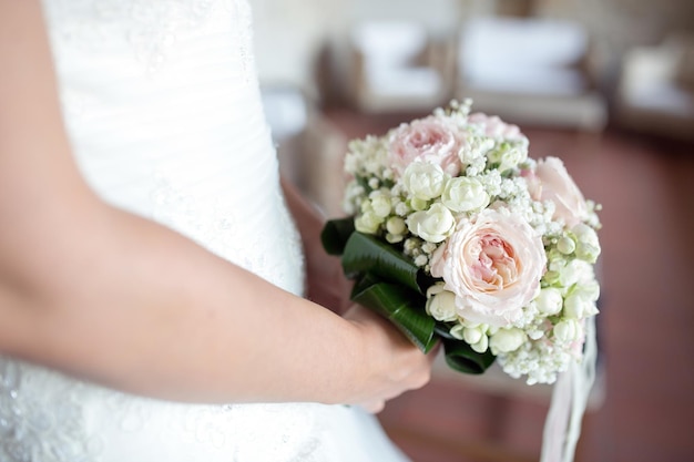 Sección media de la novia sosteniendo un ramo de flores