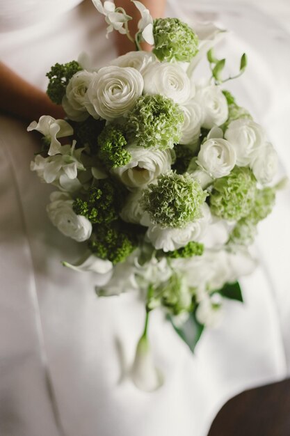 Sección media de la novia sosteniendo un ramo de flores