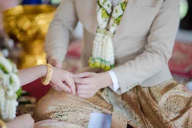 Foto sección media de la pareja durante la ceremonia de la boda