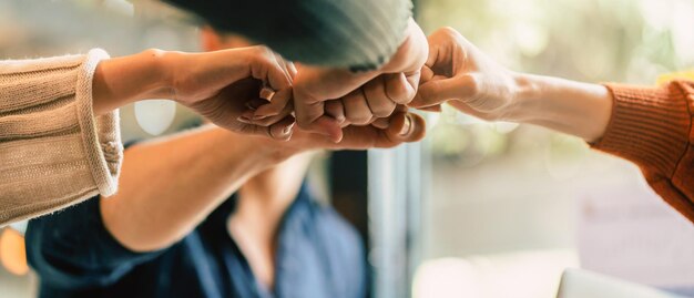 Foto sección media de una pareja cogida de la mano