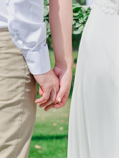 Sección media de una pareja cogida de la mano