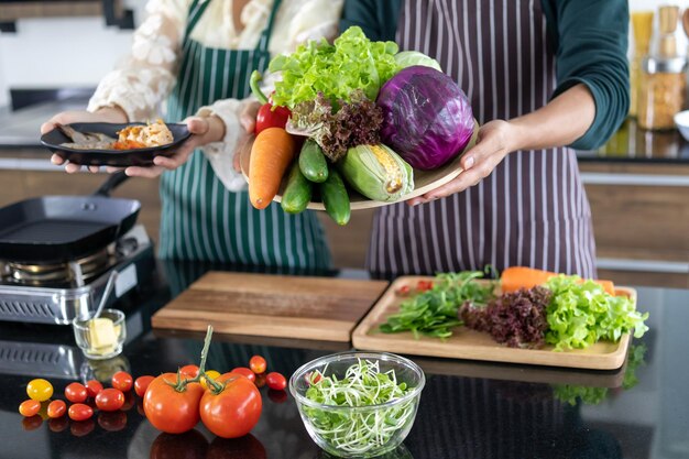 Sección media de una pareja preparando comida en la cocina