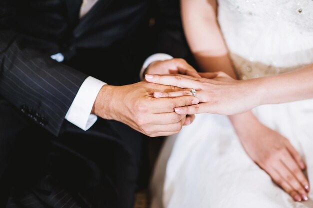 Foto sección media de una pareja que se sostiene de la mano