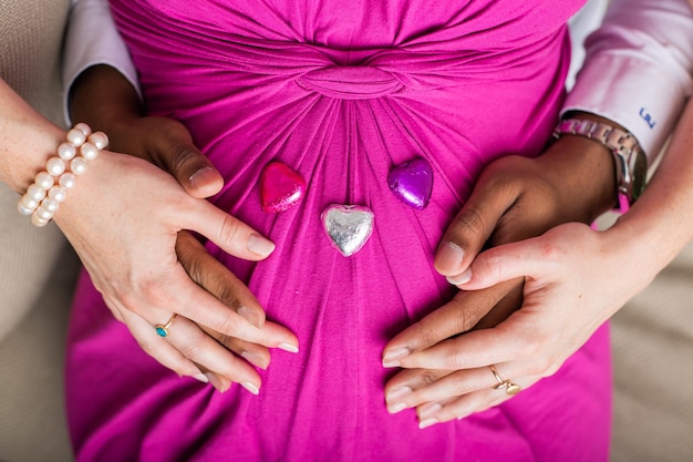 Foto sección media de una pareja que se sostiene de la mano