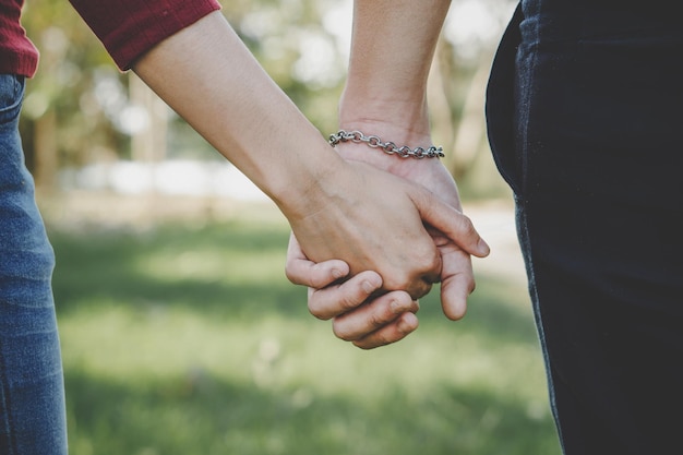 Foto sección media de una pareja que se sostiene de la mano