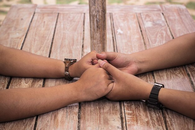 Sección media de una pareja que se sostiene de la mano