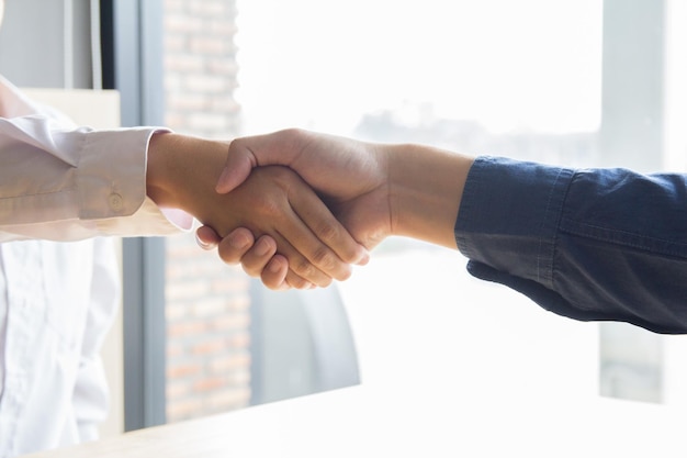 Foto sección media de una pareja que se sostiene de la mano