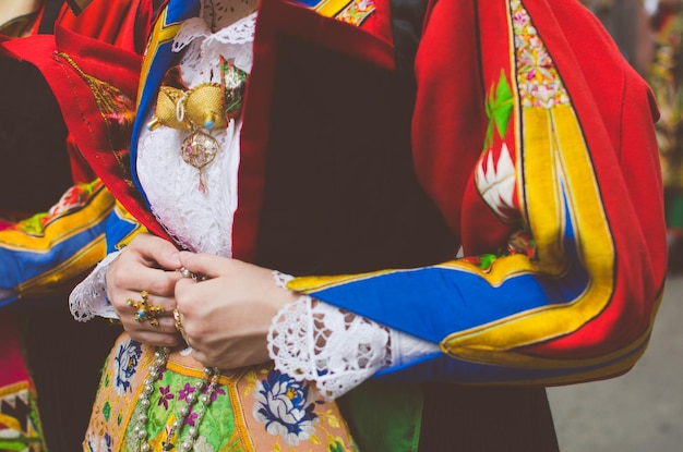 Foto sección media de una pareja que se sostiene de la mano