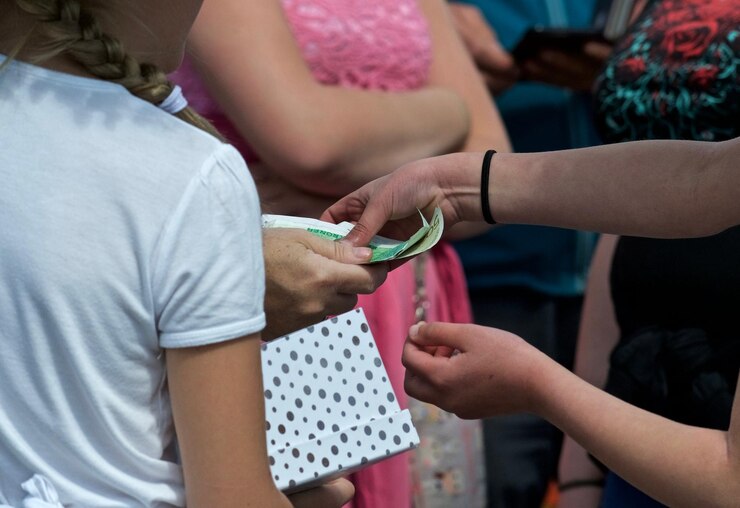 Foto sección media de una pareja que se sostiene de la mano