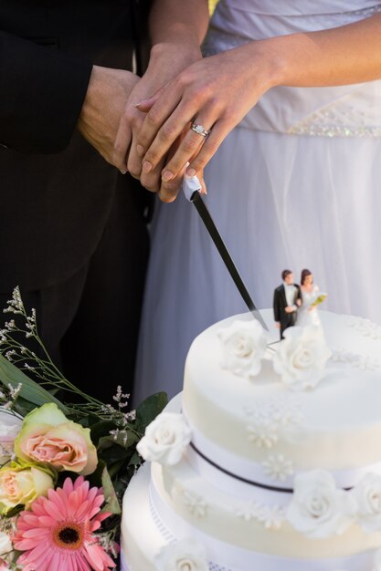 Sección media del pastel de bodas recién cortado