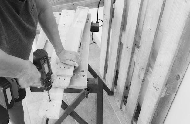 Foto sección media de la perforación del carpintero en la madera