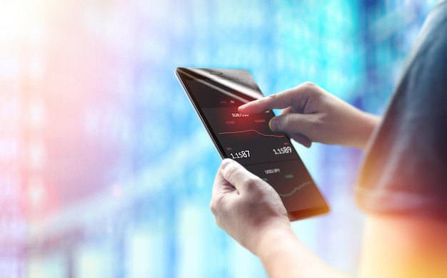 Sección media de una persona analizando datos del mercado de valores en una tableta digital