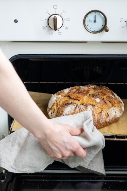 Sección media de una persona preparando comida en la cocina