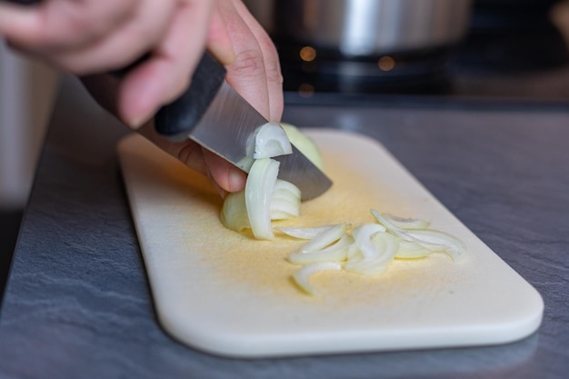 Foto sección media de una persona preparando comida en la cocina