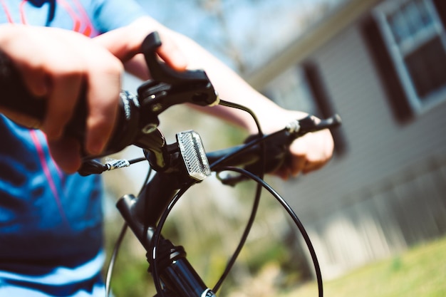 Foto sección media de una persona que anda en bicicleta