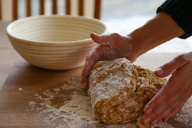 Foto sección media de la persona que prepara los alimentos