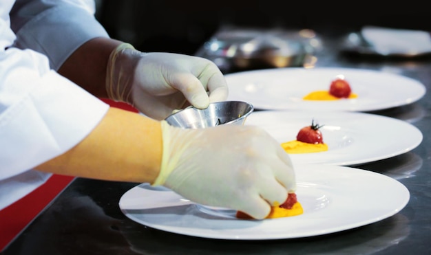 Sección media de la persona que prepara la comida en la mesa