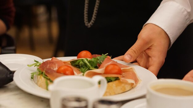 Sección media de la persona que sirve comida en la mesa