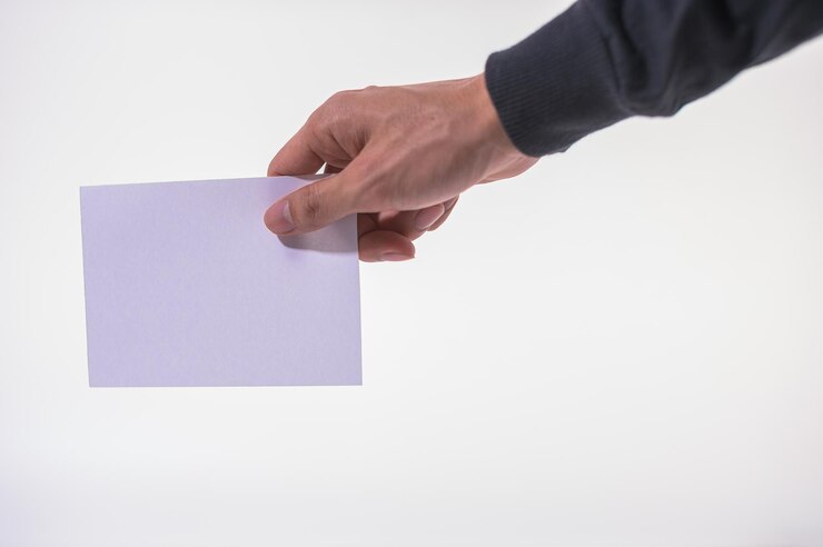 Foto sección media de una persona que sostiene un papel contra un fondo blanco