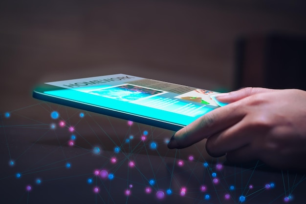Sección media de una persona que usa un teléfono móvil