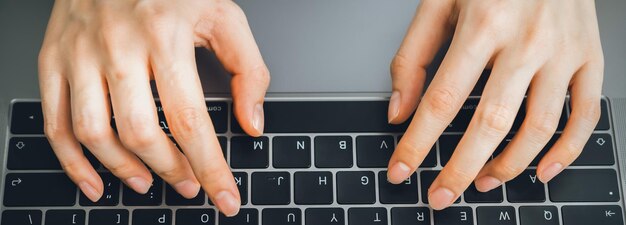 Sección media de una persona que usa un teléfono móvil