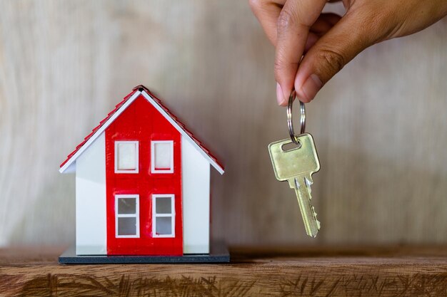 Sección media de una persona con rojo afuera de la casa