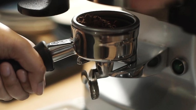 Sección media de una persona sosteniendo una taza de café