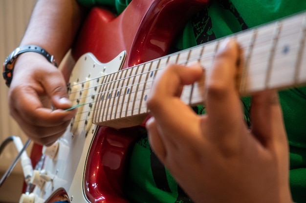 Foto sección media de una persona tocando la guitarra