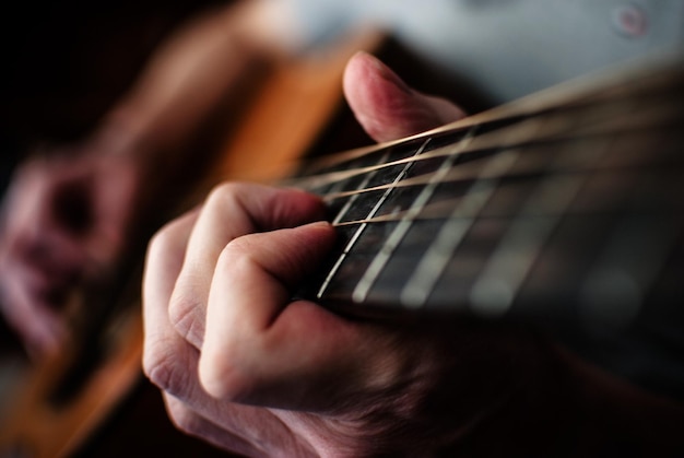 Sección media de una persona tocando la guitarra
