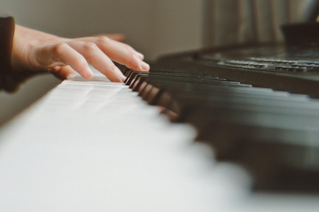 Foto sección media de una persona tocando el piano