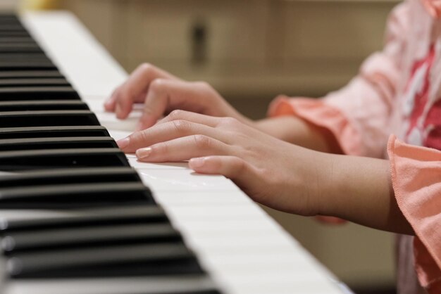 Foto sección media de una persona tocando el piano