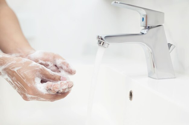 Sección media de personas en el baño