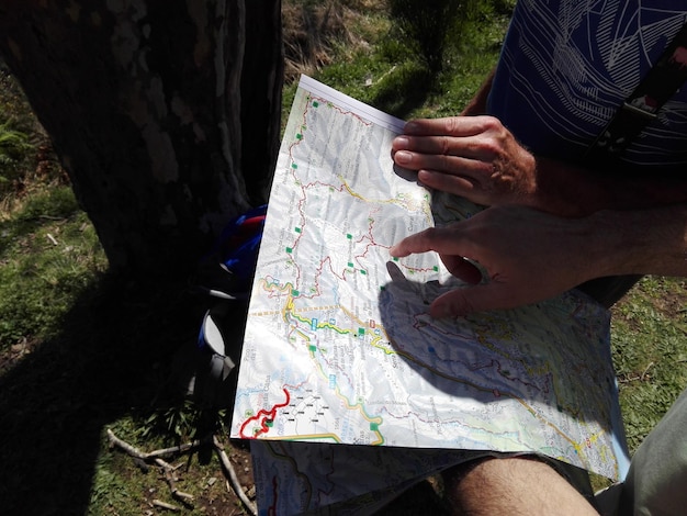 Sección media de personas con un mapa al aire libre